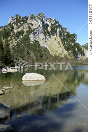Ruchenkopfe mountains at lake Soinsee, Bavaria, Germany 143118107