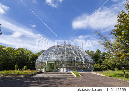 福井縣綠色中心的特色洋蔥溫室和鬱鬱蔥蔥的綠色景觀。 福井縣綠色中心的特色洋蔥溫室和鬱鬱蔥蔥的綠色景觀。 143119269