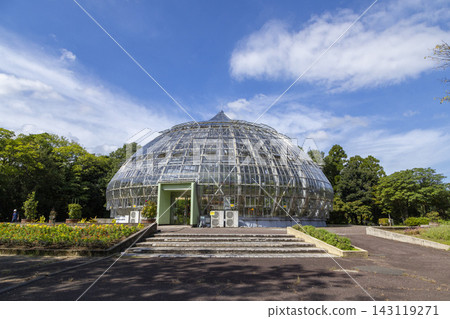 福井縣綠色中心的特色洋蔥溫室和鬱鬱蔥蔥的綠色景觀。 福井縣綠色中心的特色洋蔥溫室和鬱鬱蔥蔥的綠色景觀。 143119271