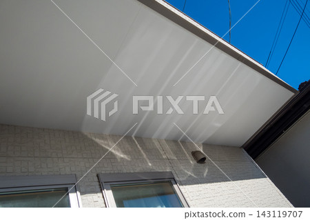 The house exterior features a clear blue sky and a white eaves. The house exterior features a clear blue sky and a white eaves. 143119707