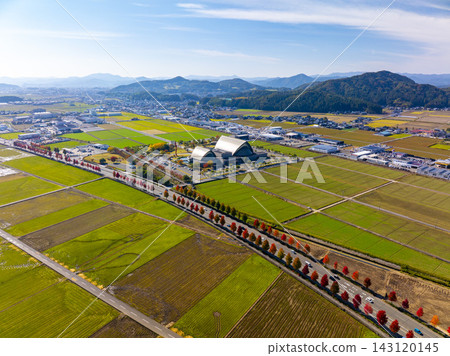 Drone footage captures the autumn scenery of Fukui and Harmony Hall Fukui, adorned with autumn leaves. Drone footage captures the autumn scenery of Fukui and Harmony Hall Fukui, adorned with autumn leaves. 143120145