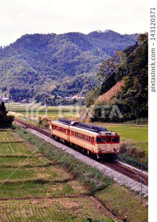 1994年:兩節KiHa 58系列地方列車車廂在舞鶴線上運行 1994年:兩節KiHa 58系列地方列車車廂在舞鶴線上運行 143120371