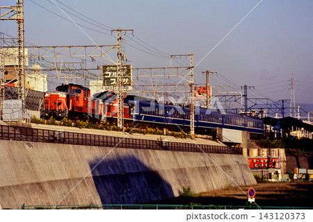 1994 年:DD51 1043 型雙機牽引臥舖特快列車「大仙」在東海道線上運行。 1994 年:DD51 1043 型雙機牽引臥舖特快列車「大仙」在東海道線上運行。 143120373