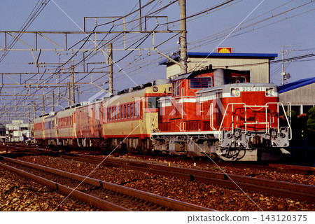 1994: DD51 821 diesel railcar being sent to the scrapyard on the Tokaido Line. 1994: DD51 821 diesel railcar being sent to the scrapyard on the Tokaido Line. 143120375