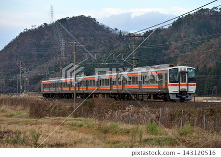 東海道線上運行的4列火車 東海道線上運行的4列火車 143120516