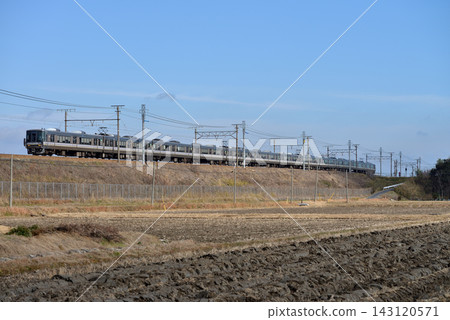 在JR琵琶湖線上運行的223系列新高速列車12 在JR琵琶湖線上運行的223系列新高速列車12 143120571