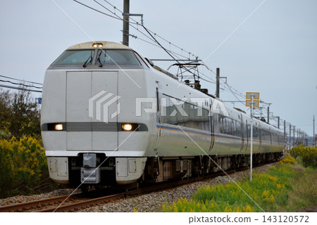 一列由6節車廂組成的681系雷鳥特快列車正在七尾線上運行。 143120572