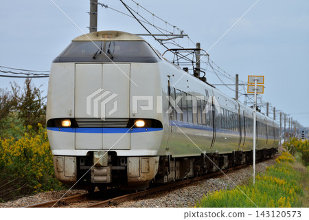 A 6-car 683 series Thunderbird limited express train running on the Nanao Line. A 6-car 683 series Thunderbird limited express train running on the Nanao Line. 143120573