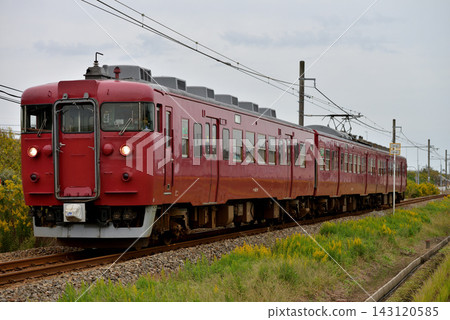 3 trains on the Nanao Line 413 3 trains on the Nanao Line 413 143120585