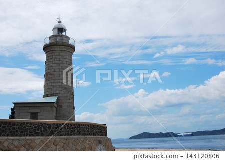 荻島燈塔,由當地產的阿吉石建造,未上漆,位於四國香川縣高松市。 荻島燈塔,由當地產的阿吉石建造,未上漆,位於四國香川縣高松市。 143120806