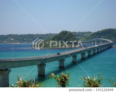 位於山口縣下關市長門町的角島大橋，橫跨碧綠的海。 143120849