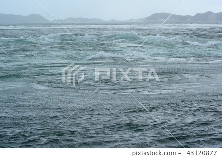 四國德島縣鳴門海峽新春潮期間海平面的變化。 143120877