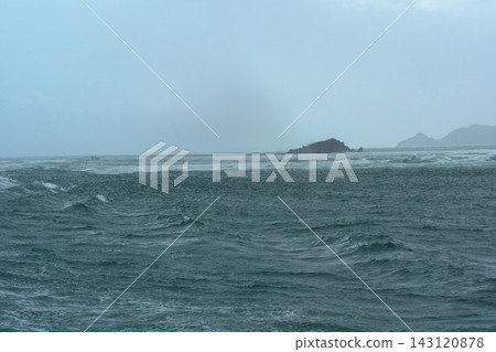 四國德島縣鳴門海峽新月大潮期間海面的變化。 四國德島縣鳴門海峽新月大潮期間海面的變化。 143120878