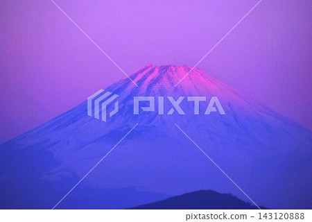 Lake Ashi and Mount Fuji from the Hakone Taikanzan Observatory in winter (Am6:53) Lake Ashi and Mount Fuji from the Hakone Taikanzan Observatory in winter (Am6:53) 143120888