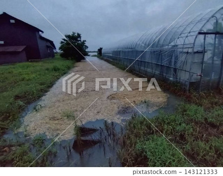 由於暴雨,灌溉渠水位暴漲,溢流河道 由於暴雨,灌溉渠水位暴漲,溢流河道 143121333
