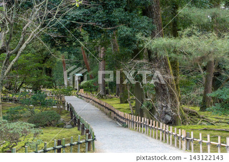 一個傳統的冬季景象，描繪了兼六園的象徵——唐崎松，它被華麗的雪繩裝飾著。 143122143