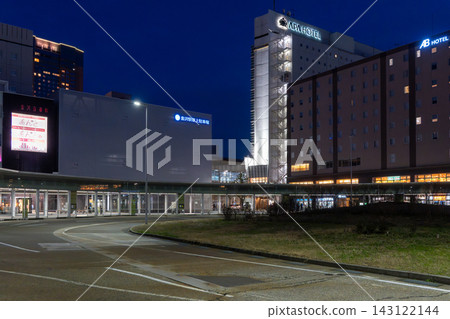 夜晚的金澤站西口巴士總站及周圍建築，在路燈和飯店燈光的映襯下顯得格外明亮。 143122144