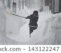 A woman snow shaving 143122247