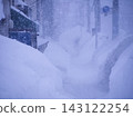 Roads covered in heavy snow 143122254