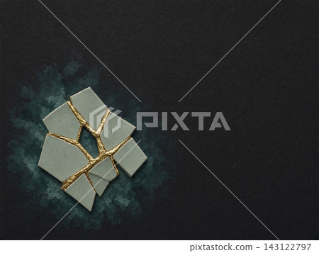黑色和紙背景上漂浮著青瓷幾何碎片和極厚的金繕（金箔修復）在左下角。 143122797