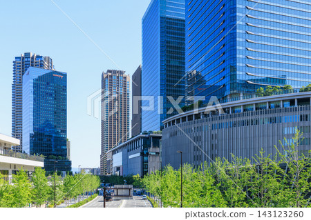 初夏時節大阪梅田區的摩天大樓及街景 143123260