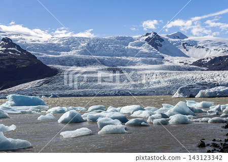 Floating icebergs in Fjallsarlon lagoon below Fjallsjokull glacier, Iceland Floating icebergs in Fjallsarlon lagoon below Fjallsjokull glacier, Iceland 143123342