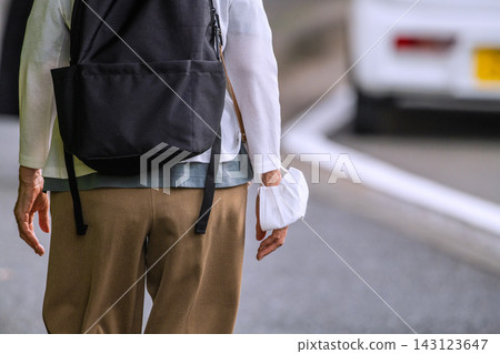 深陷日本橫濱都市景觀的漩渦……手臂上的面具……依然無法擺脫……洗腦的黑暗已深入骨髓…… 深陷日本橫濱都市景觀的漩渦……手臂上的面具……依然無法擺脫……洗腦的黑暗已深入骨髓…… 143123647
