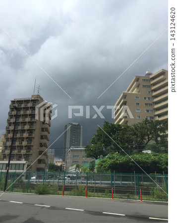 暴風雨前的城市和高樓大廈 暴風雨前的城市和高樓大廈 143124620