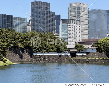 從千代田區海濱眺望歷史建築和摩天大樓 從千代田區海濱眺望歷史建築和摩天大樓 143125749