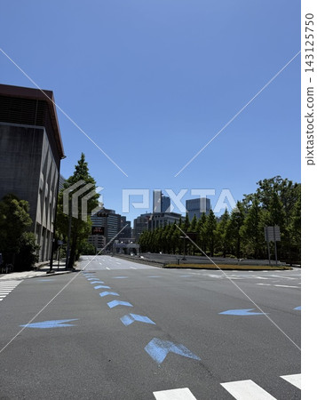 千代田區國道1號線附近的一個城市十字路口 千代田區國道1號線附近的一個城市十字路口 143125750