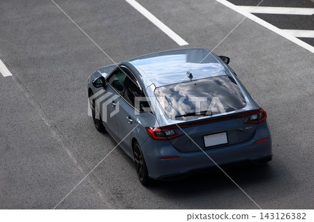 日系掀背車型行駛中 日系掀背車型行駛中 143126382