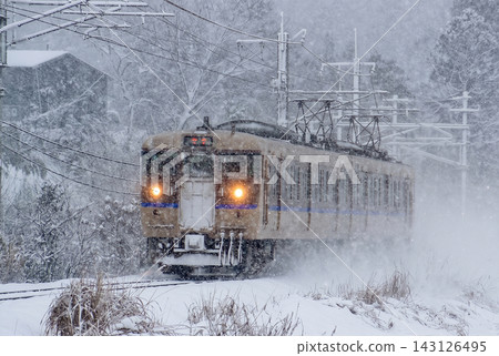 一列115系列車行駛在白眉線上的雪地。 一列115系列車行駛在白眉線上的雪地。 143126495