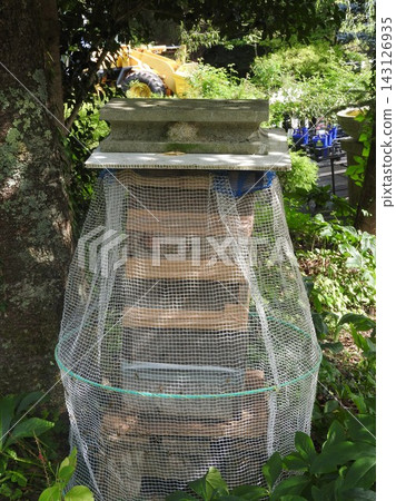 用於飼養日本蜜蜂的「疊式蜂箱」:安裝了網子以防止大黃蜂入侵。 用於飼養日本蜜蜂的「疊式蜂箱」:安裝了網子以防止大黃蜂入侵。 143126935