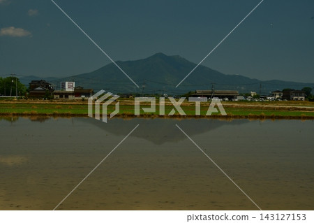 筑波山在稻田中反映出來 143127153