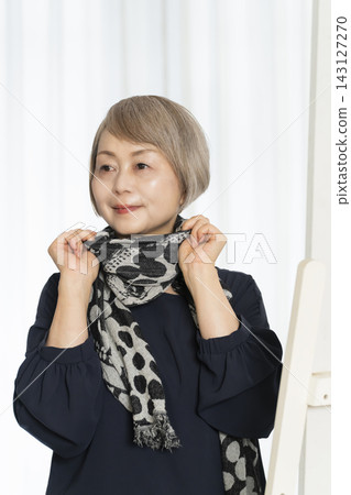 老年女性選擇圍巾來裝扮自己 老年女性選擇圍巾來裝扮自己 143127270