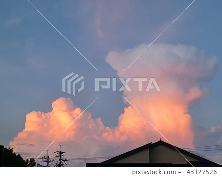 在日落染成的雲彩 在日落染成的雲彩 143127526