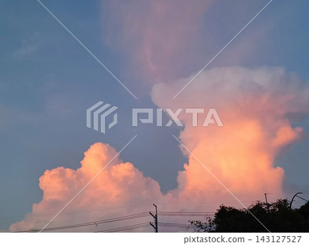 在日落染成的雲彩 在日落染成的雲彩 143127527