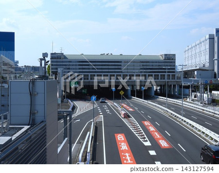 大都會高速公路匯合點附近的道路標線 143127594