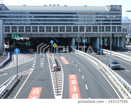 大都會高速公路匯合點附近的道路標線 大都會高速公路匯合點附近的道路標線 143127595