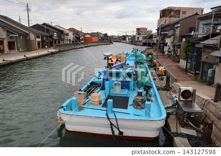 內川和漁船排列在新湊(富山縣射水市)的街道上 內川和漁船排列在新湊(富山縣射水市)的街道上 143127598