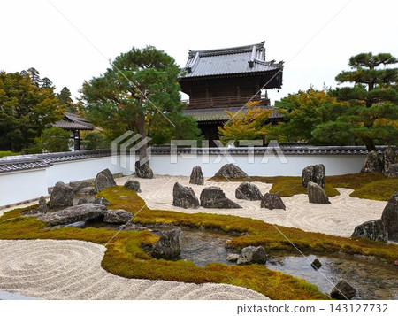 觀音寺枯山水庭園,石雕與白沙交相輝映(山口縣周南市) 觀音寺枯山水庭園,石雕與白沙交相輝映(山口縣周南市) 143127732