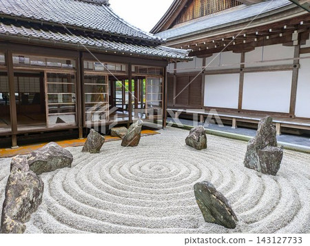 觀音寺枯山水庭園,以其美麗的白沙和石頭景觀而聞名(山口縣周南市) 觀音寺枯山水庭園,以其美麗的白沙和石頭景觀而聞名(山口縣周南市) 143127733