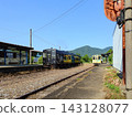 The Kurogin and Nanohana trains stopped at Magane Station on the Heisei Chikuhō Railway in Tagawa District, Fukuoka Prefecture. 143128077