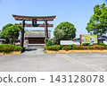The temporary shrine and large torii gate located north of the Kazeji Hachimangu Shrine in Tagawa City, Fukuoka Prefecture. 143128078