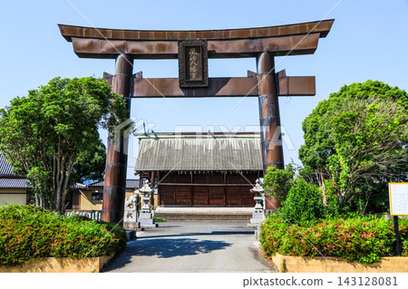 The temporary shrine and large torii gate located north of the Kazeji Hachimangu Shrine in Tagawa City, Fukuoka Prefecture. The temporary shrine and large torii gate located north of the Kazeji Hachimangu Shrine in Tagawa City, Fukuoka Prefecture. 143128081