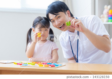 幼兒教育女孩在英語會話課上課 幼兒教育女孩在英語會話課上課 143128150