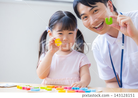 幼兒教育女孩在英語會話課上課 幼兒教育女孩在英語會話課上課 143128151