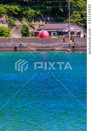 位於蔚藍大海之外，有一個形狀像鯛魚的公車站。 143128484