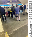 人們在擁擠的火車站月台上等候火車。 143128528