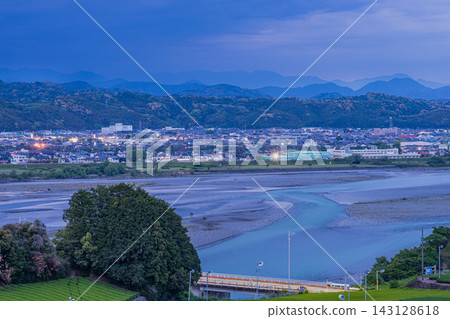 Evening scenery of Shimada city and the Oi River (Shizuoka Prefecture) Evening scenery of Shimada city and the Oi River (Shizuoka Prefecture) 143128618